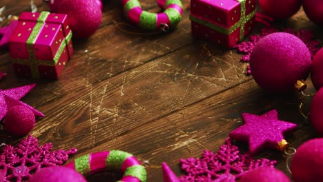 adornos navideños colocados en círculo