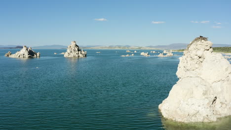 Mono-Lake-and-the-formations-known-as-tufas-reflected-in-the-water,-aerial-view