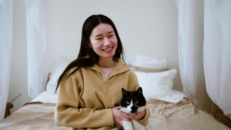 Woman-with-cat