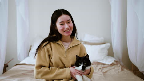 mujer con gato