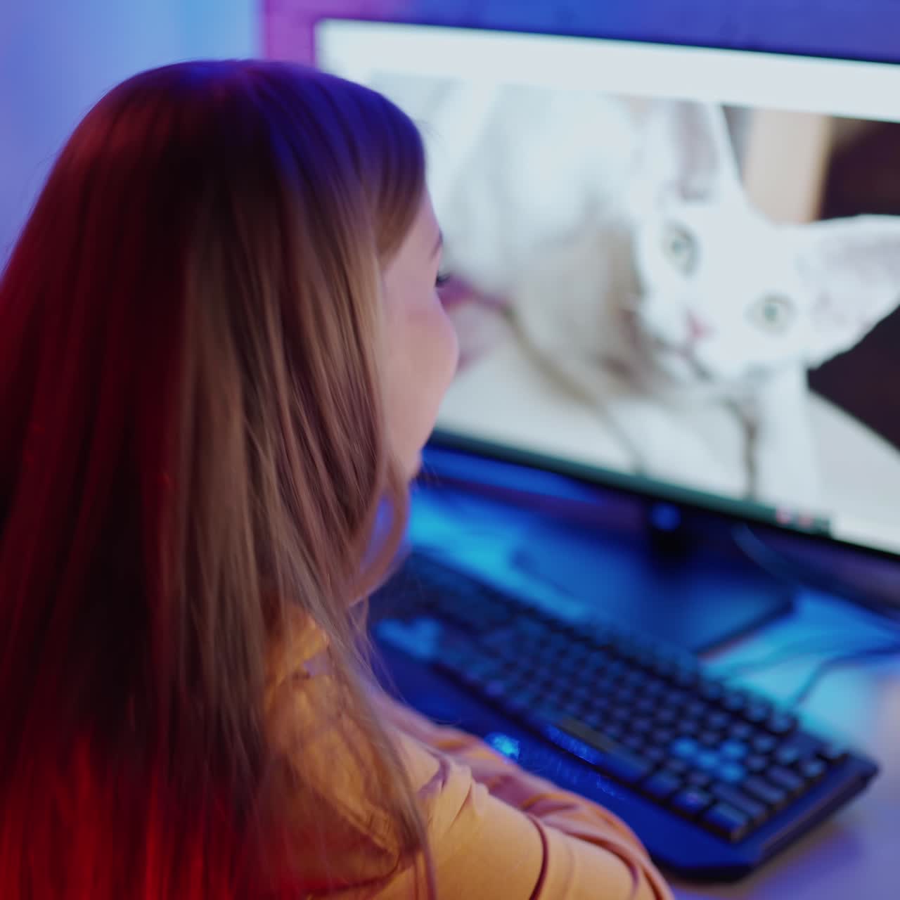 mujer trabajando en la oficina en casa