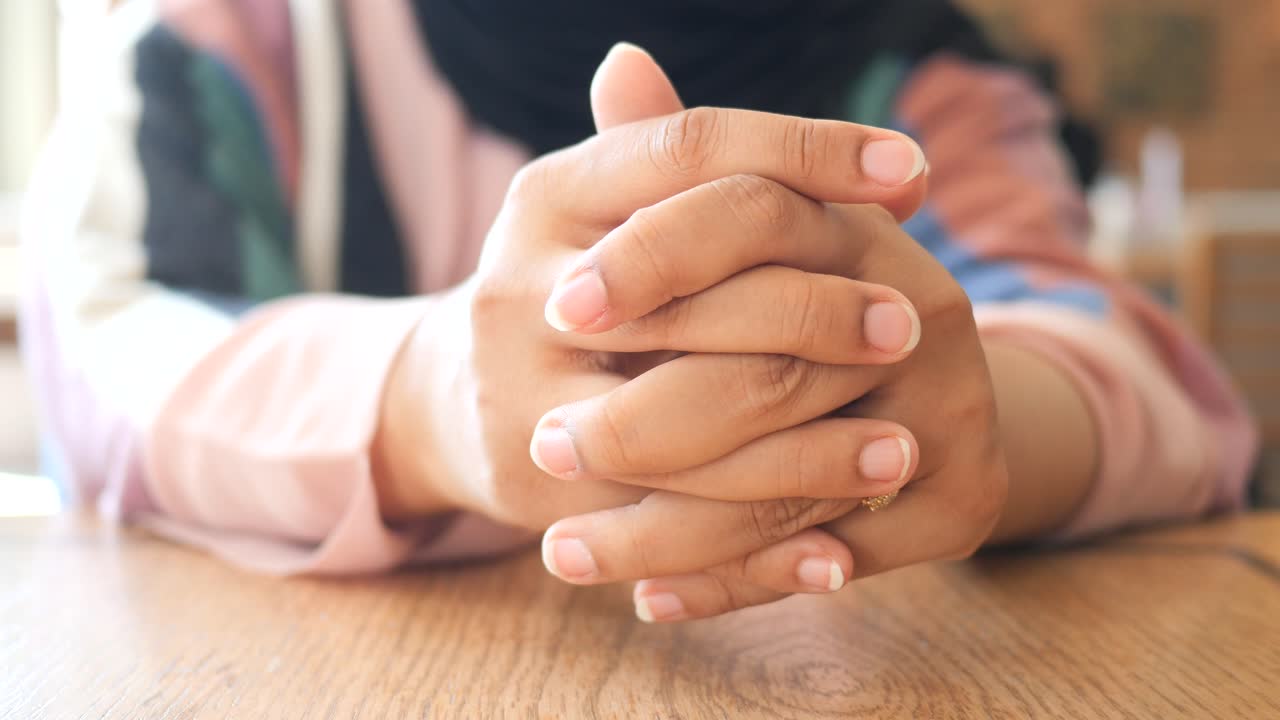 테이블 위에 접힌 여자의 손의 클로즈업