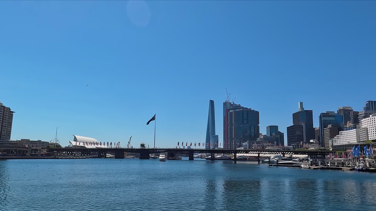 은 하늘과 바랑가루 포인트를 특징으로하는 도시 스카이 라인과 함께 다링 하버에서 밝은 빛 날