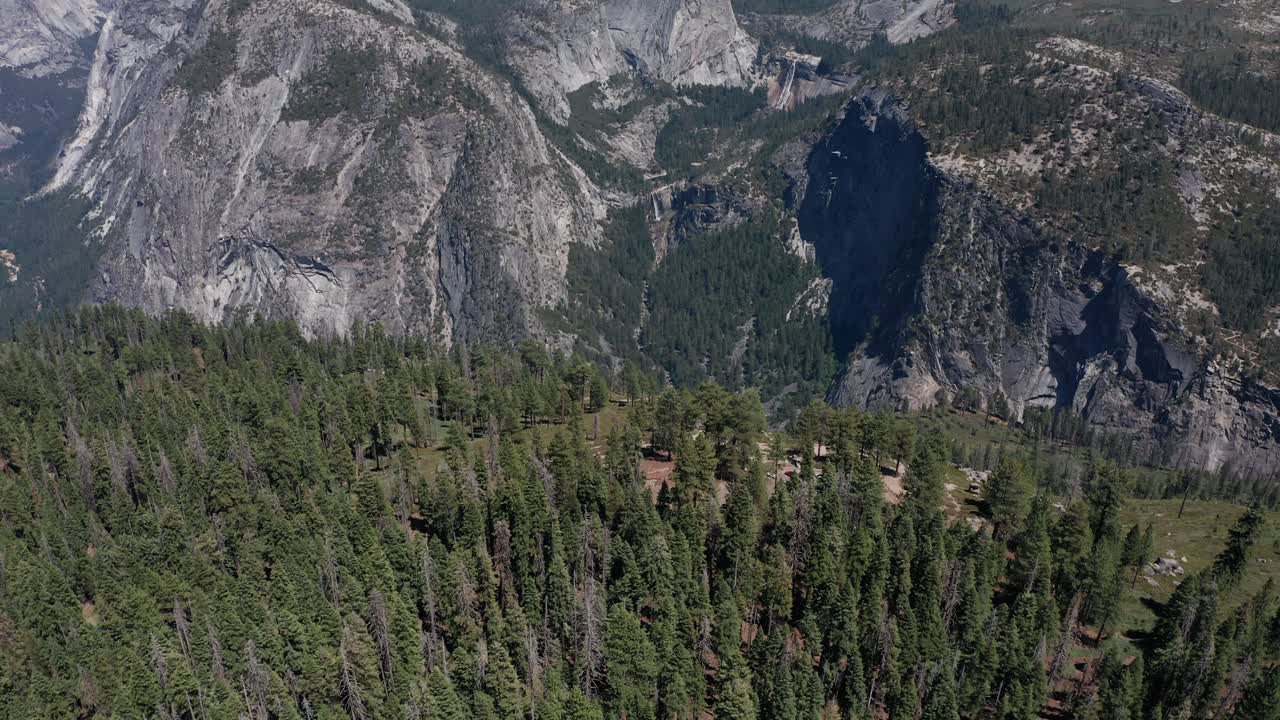 toma aérea de retroceso e inclinación hacia arriba del valle de yosemite desde el punto del glaciar