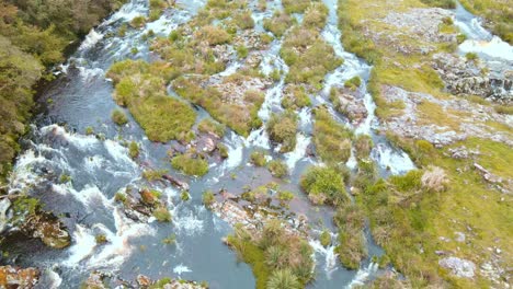 Wasserstrahl,-Friedlicher-Waldfluss,-Naturbach-Gemischt-Mit-Moosigen-Steinen-Und-Grünem-Gras