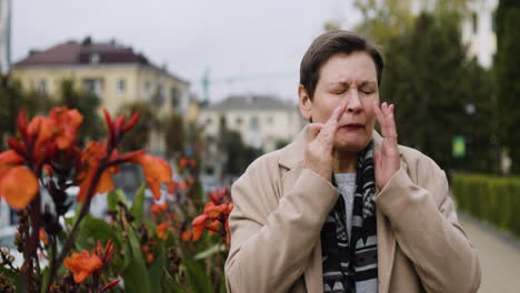 persona con alergia a las flores