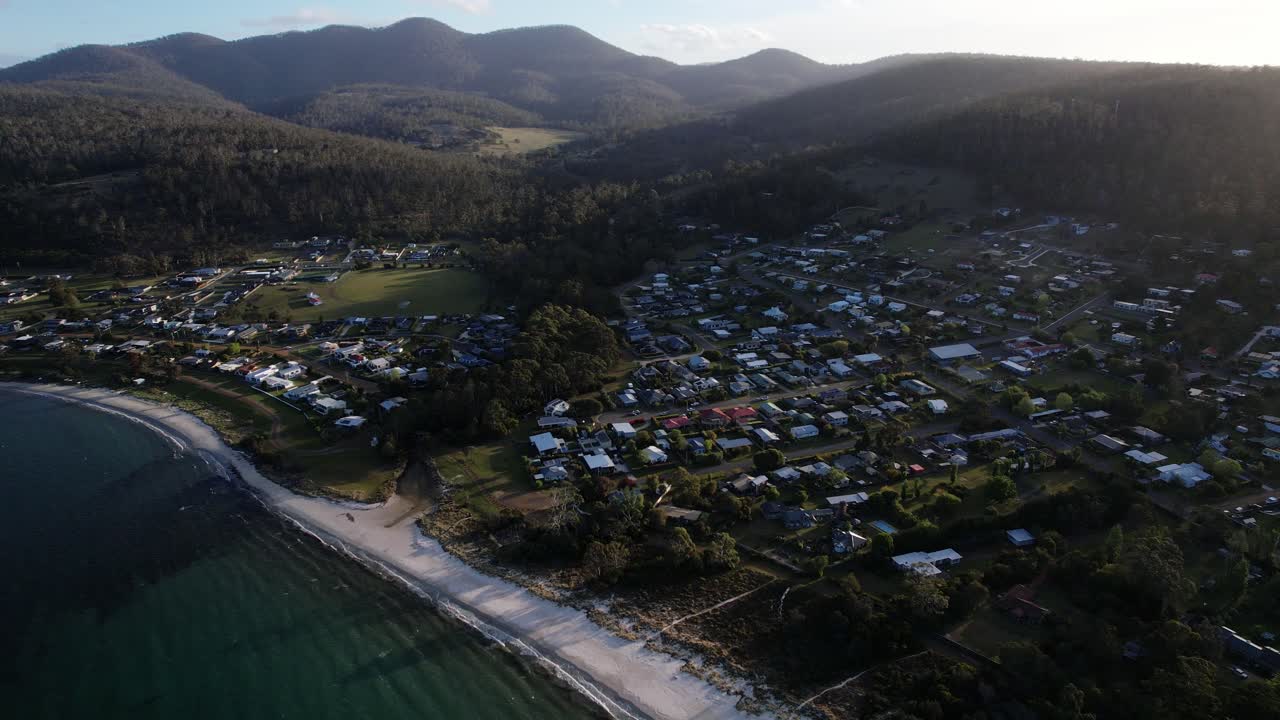 Pantai Millingtons dan Pinggiran Kota di Tasmania, Australia - Bidikan Drone Udara