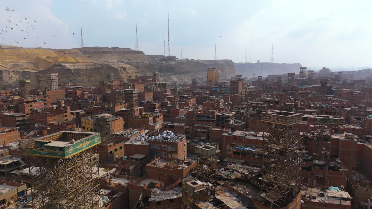 Vista dall'alto della lavorazione dei rifiuti nelle baraccopoli del Cairo