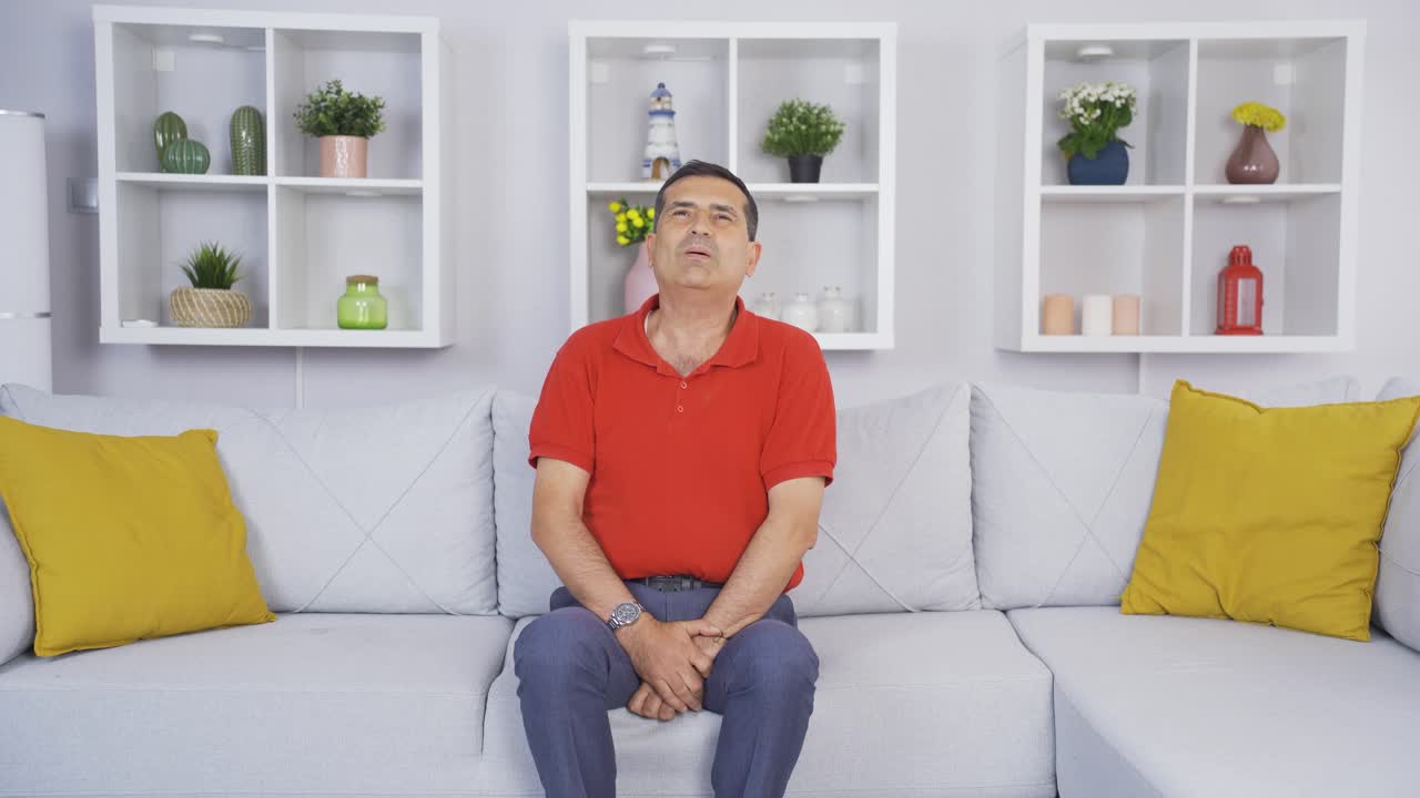 L'anziano vuole profumare. Si spruzza del profumo e lo annusa.