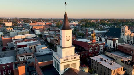 órbita-Aérea-Del-Campanario-Del-Ayuntamiento-De-Hagerstown,-Maryland