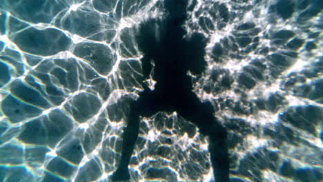 Bewusstlose-Person-Unter-Wasser-Beim-Schwimmen