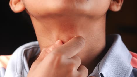 niño que sufre dolor de garganta de cerca