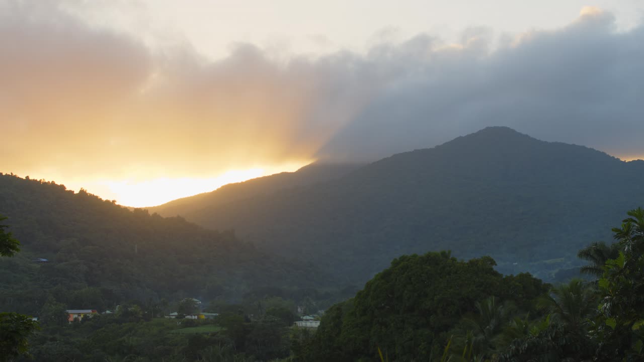 temporal puesta de sol sobre la cordillera en el pueblo de las antillas, francia, guadalupe