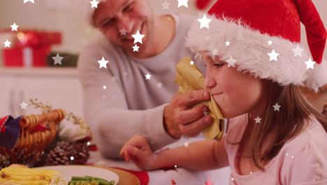 Animación-De-Estrellas-Cayendo-Sobre-Una-Feliz-Familia-Caucásica-Usando-Gorros-De-Papá-Noel-Y-Cenando