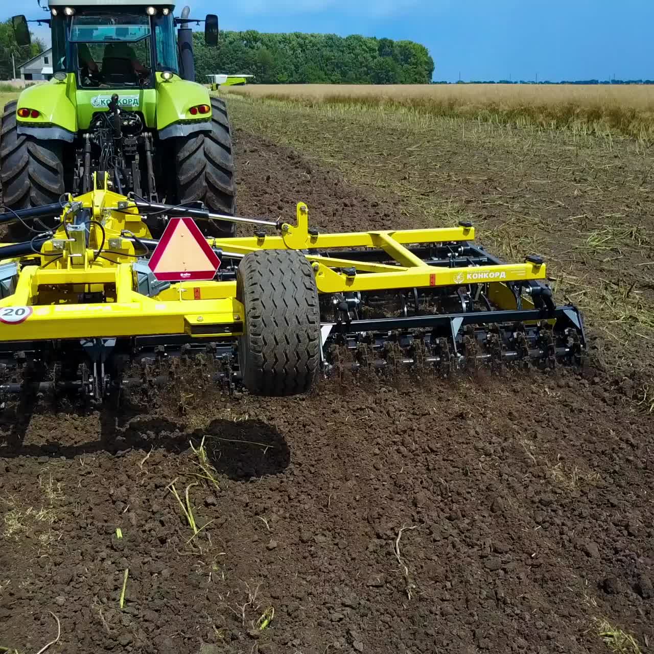 tractor que trabaja en el campo agrícola