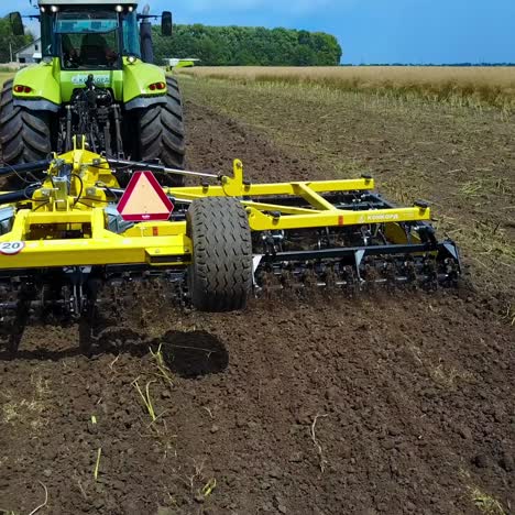 tractor que trabaja en el campo agrícola