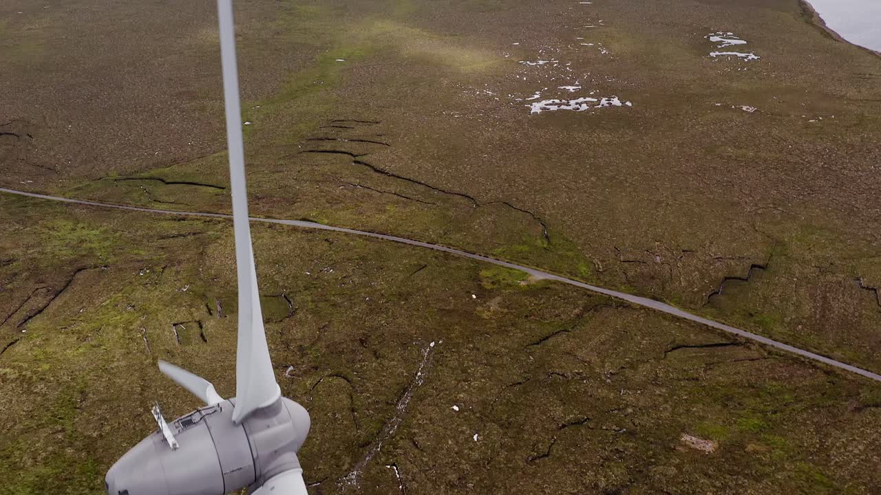 снимок лопаток действующей ветровой турбины на гебридах