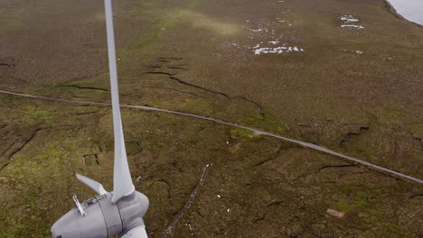 tomada de drones de las cuchillas de una turbina eólica operativa en las hébridas