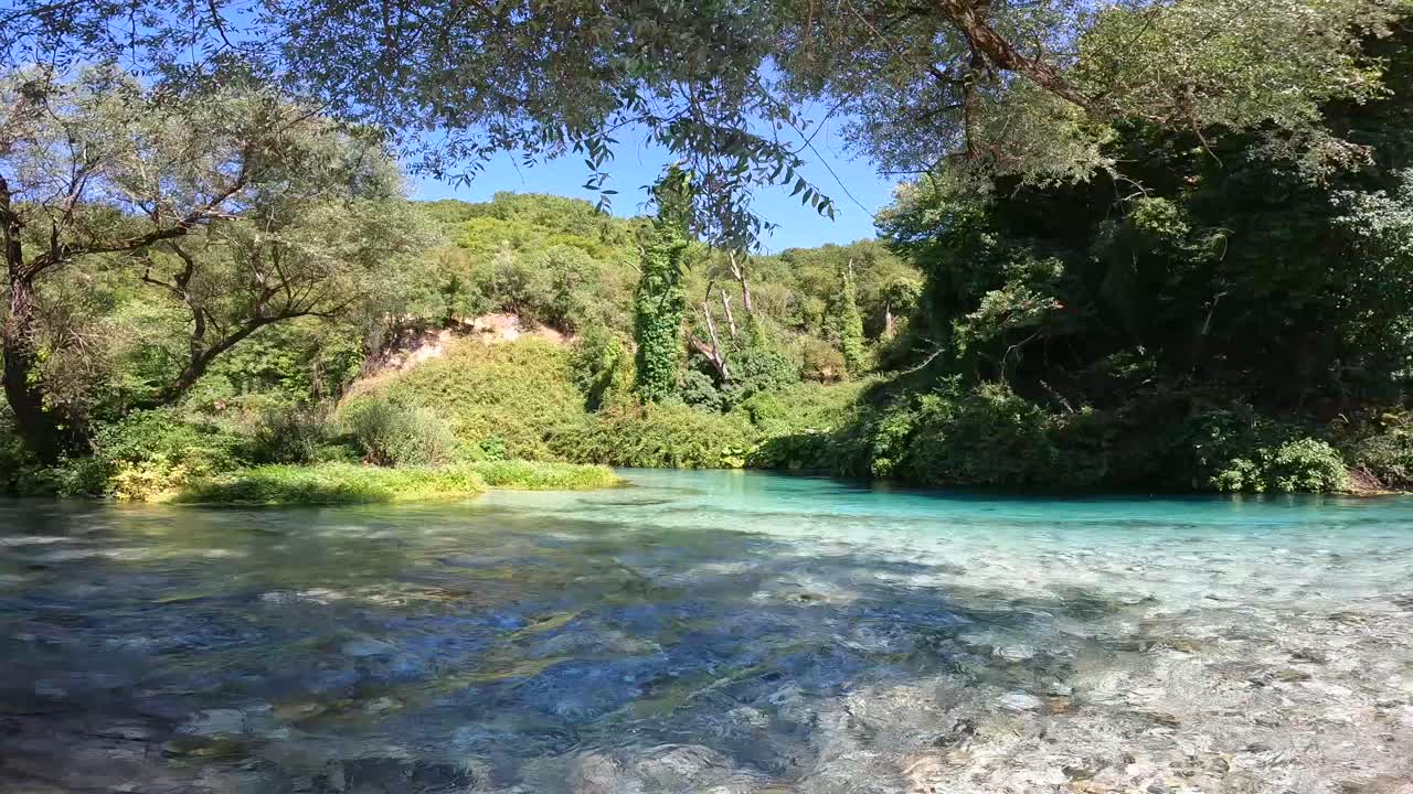 Paesaggio fluviale con occhi blu