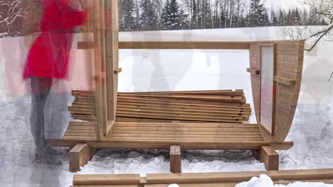 sauna de madera construida sobre un paisaje rural nevado durante la temporada de invierno