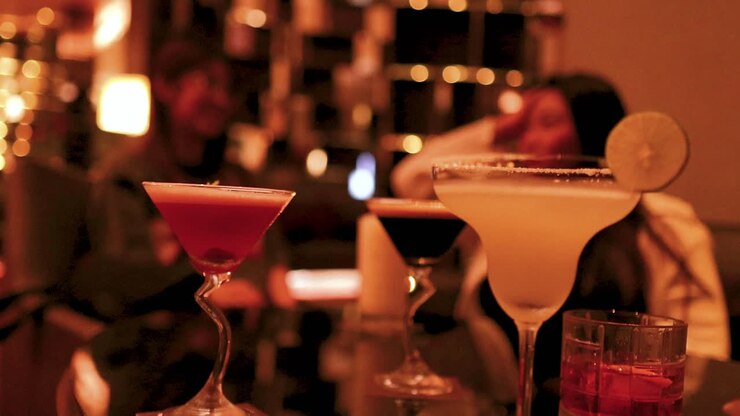 Amici che si godono un drink in un bar accogliente.