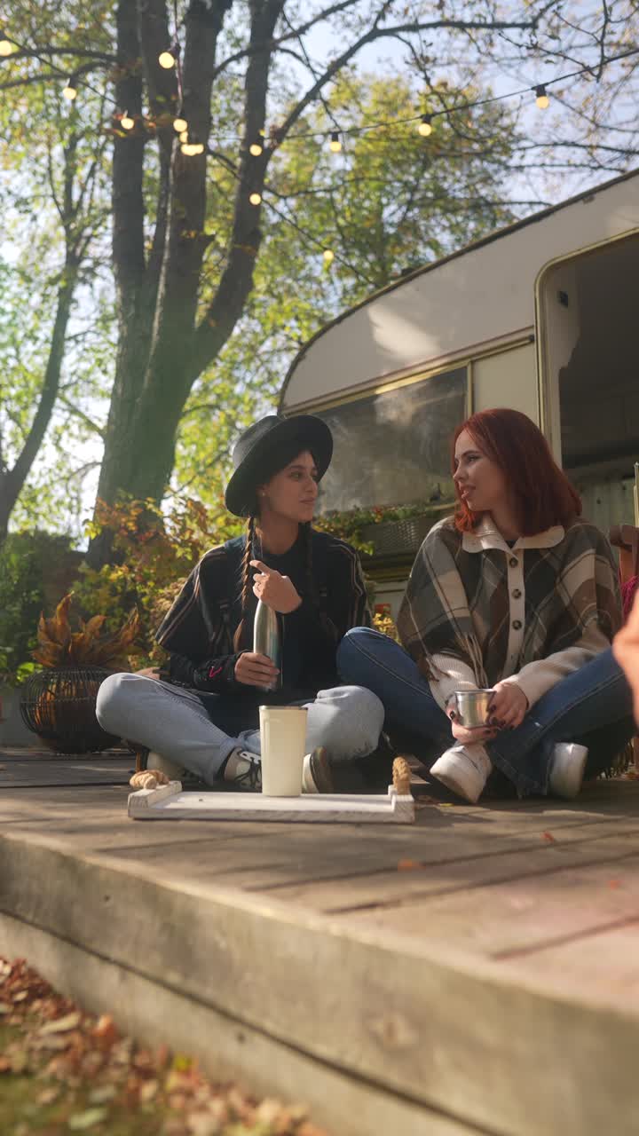 캠퍼 에 의해 야외 에서 휴식을 취하는 두 친구