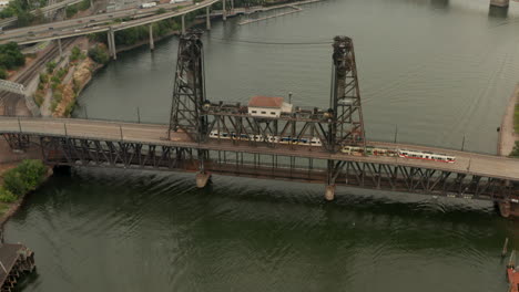 Toma-Aérea-En-Círculos-Altos-Sobre-El-Puente-De-Acero-De-Portland