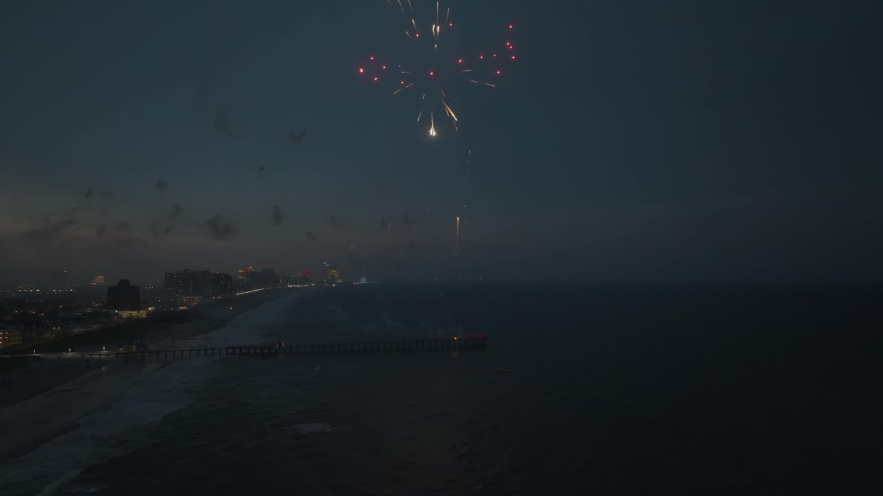 fuegos artificiales del 4 de julio en la ciudad de ventnor, nj disparados desde el muelle de ventnor