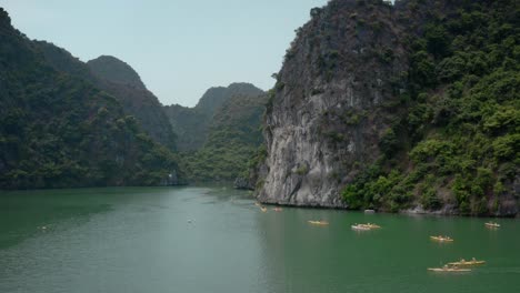 Kajakfahrer-In-Der-Halong-Bucht