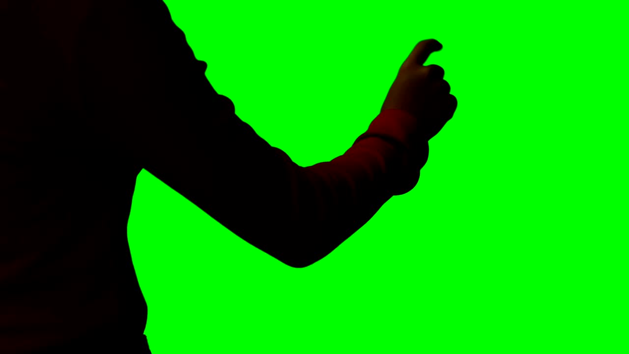 la mano de una mujer fingiendo usar una pantalla invisible