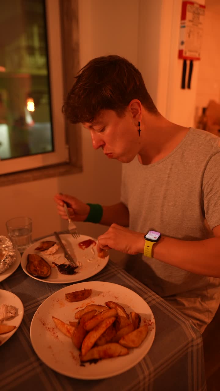 disfrutando de una comida casera