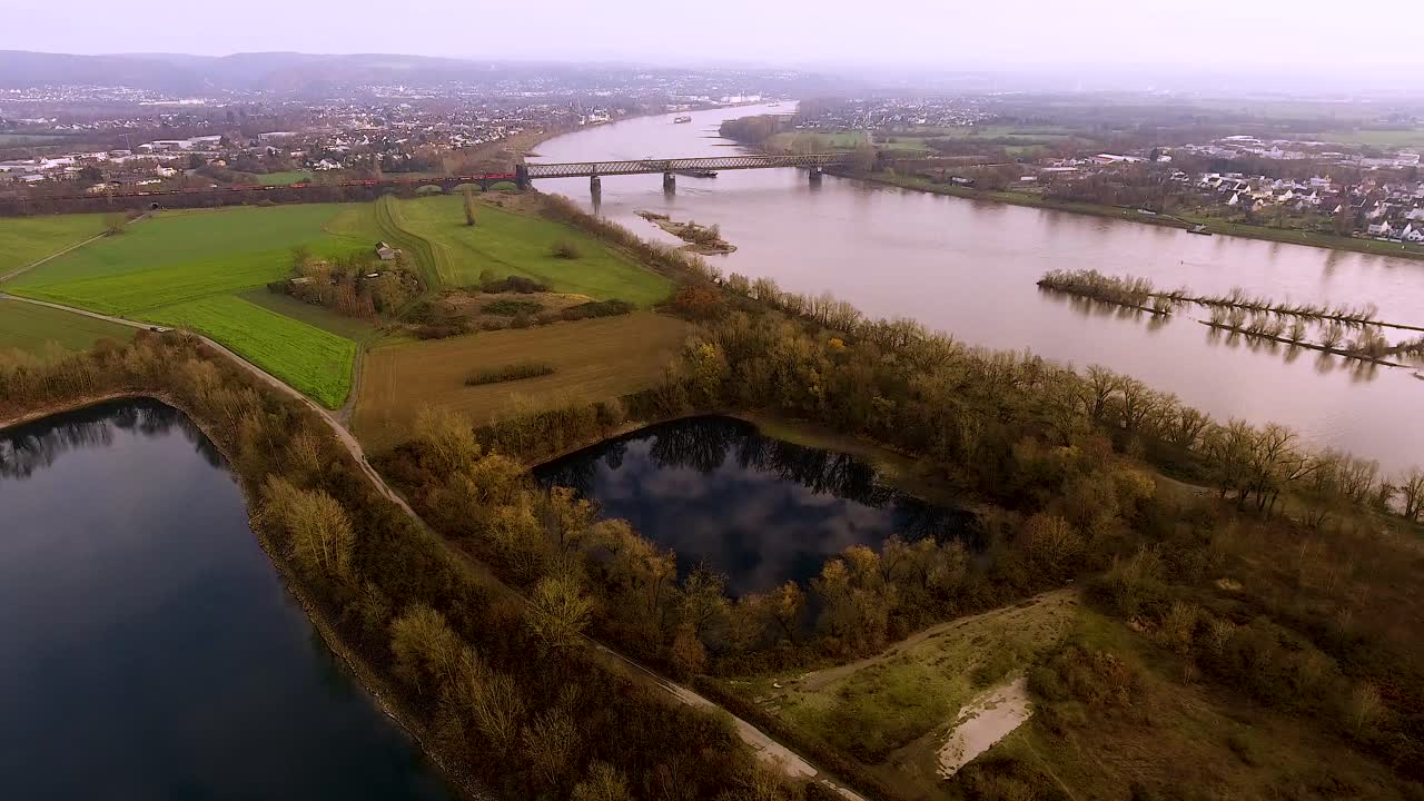 Volo invernale con drone sopra fiume e laghi