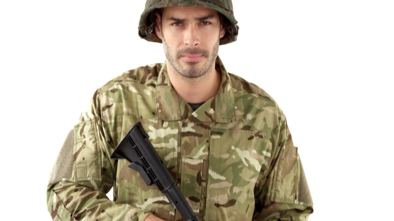 soldado de pie con un rifle en un fondo blanco