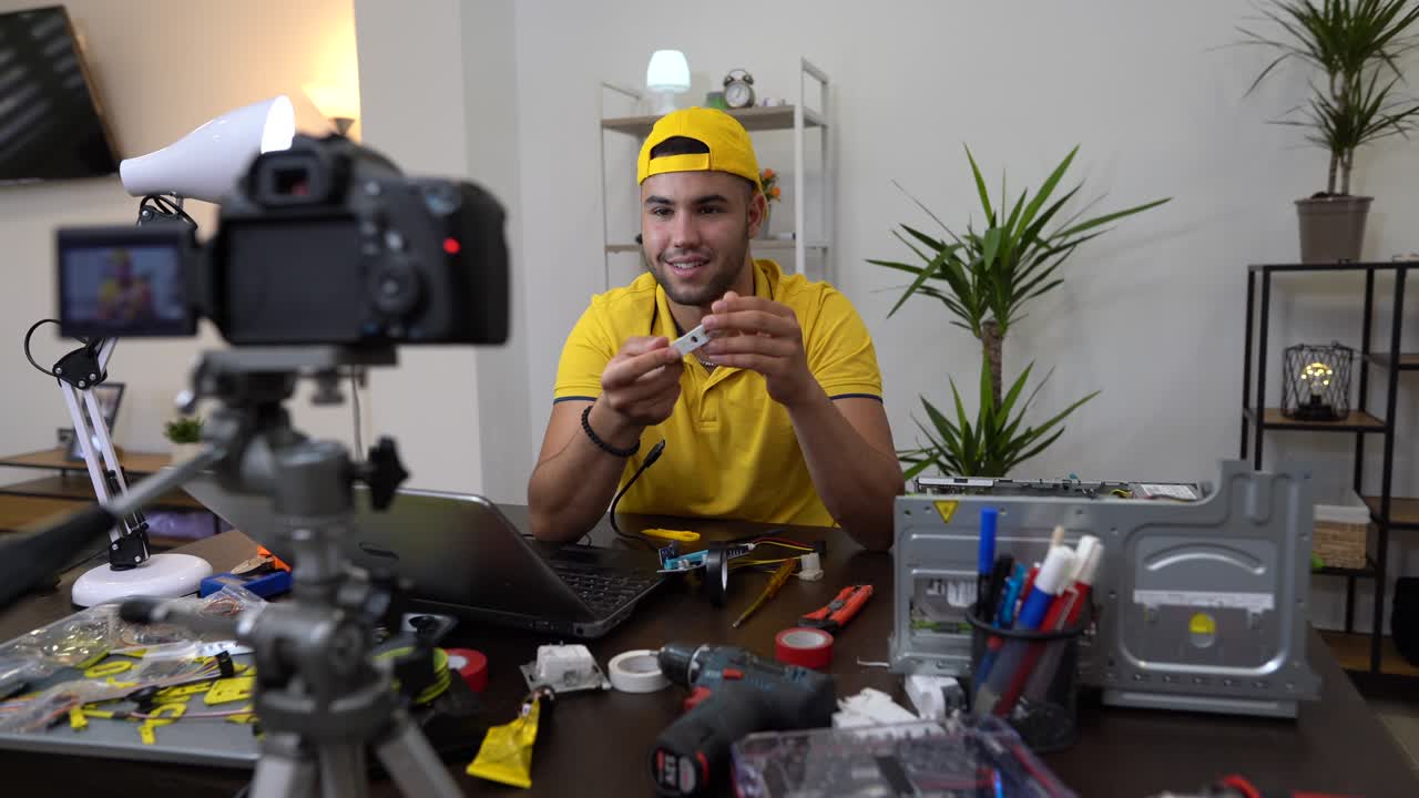 joven electricista filmando un tutorial de video en casa