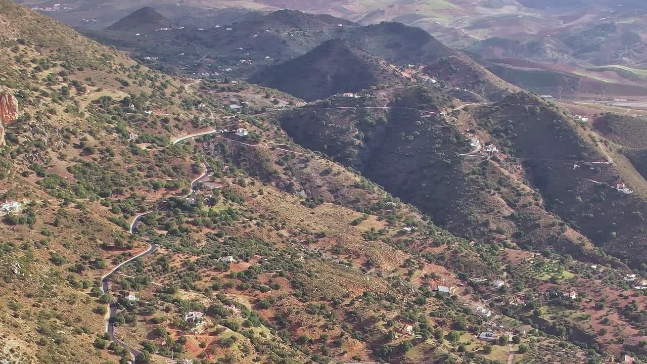Esplorare le colline e le strade intorno a Malaga, in Spagna, durante il giorno