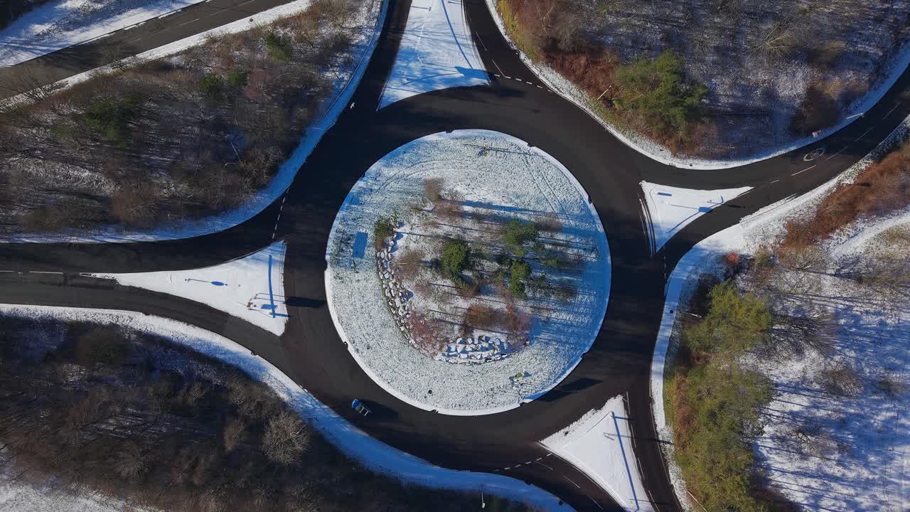 Vista aerea con drone di Ebbw Vale, Galles, coperta di neve in una soleggiata giornata invernale