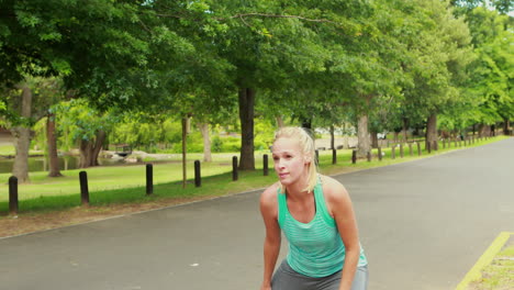 Fitte-Frau-Dehnt-Sich-Im-Park