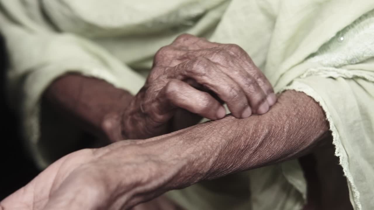 primer plano de las manos arrugadas de los ancianos