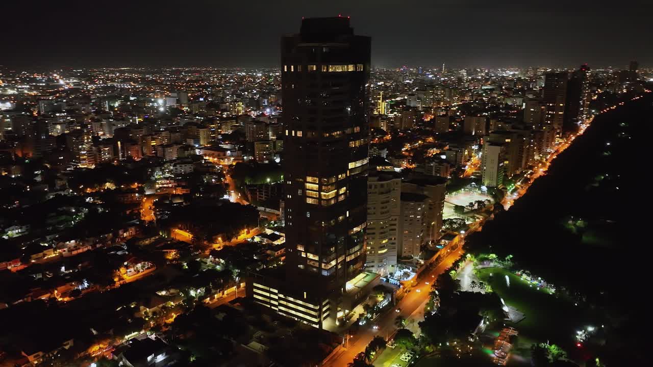 torre anacaona de noche