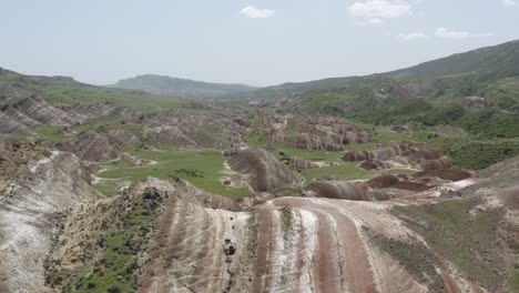 Luftaufnahme-über-Erstaunliche-Bunte-Landschaft-Des-Mineralsteinfelsenformationsgeländes