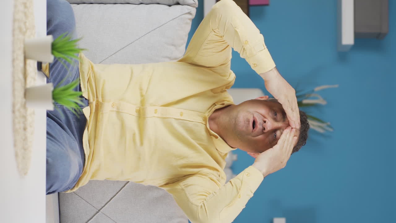 두통이 있는  ⁇ 은이의 수직 비디오.