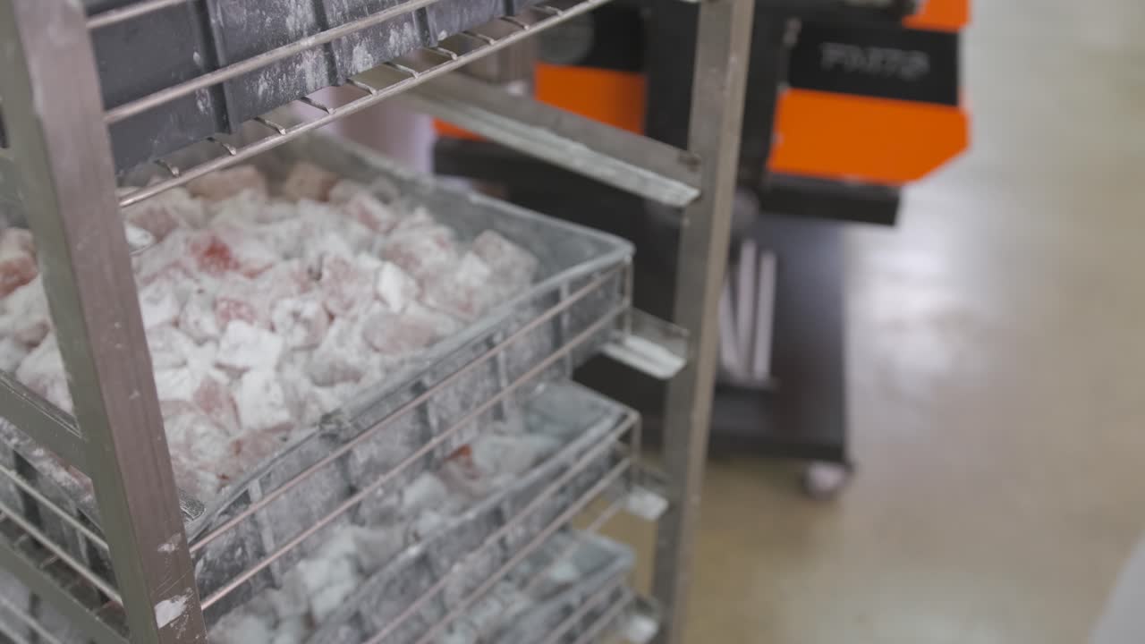 Vassoi di Turkish Delight, anche noto come Lokum, pronti per il confezionamento.