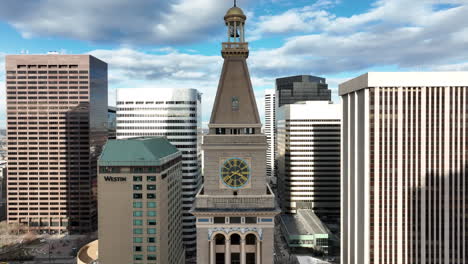 Drone-pullback-from-Daniels-and-Fisher-Tower-with-American-flag-on-tower,-Denver