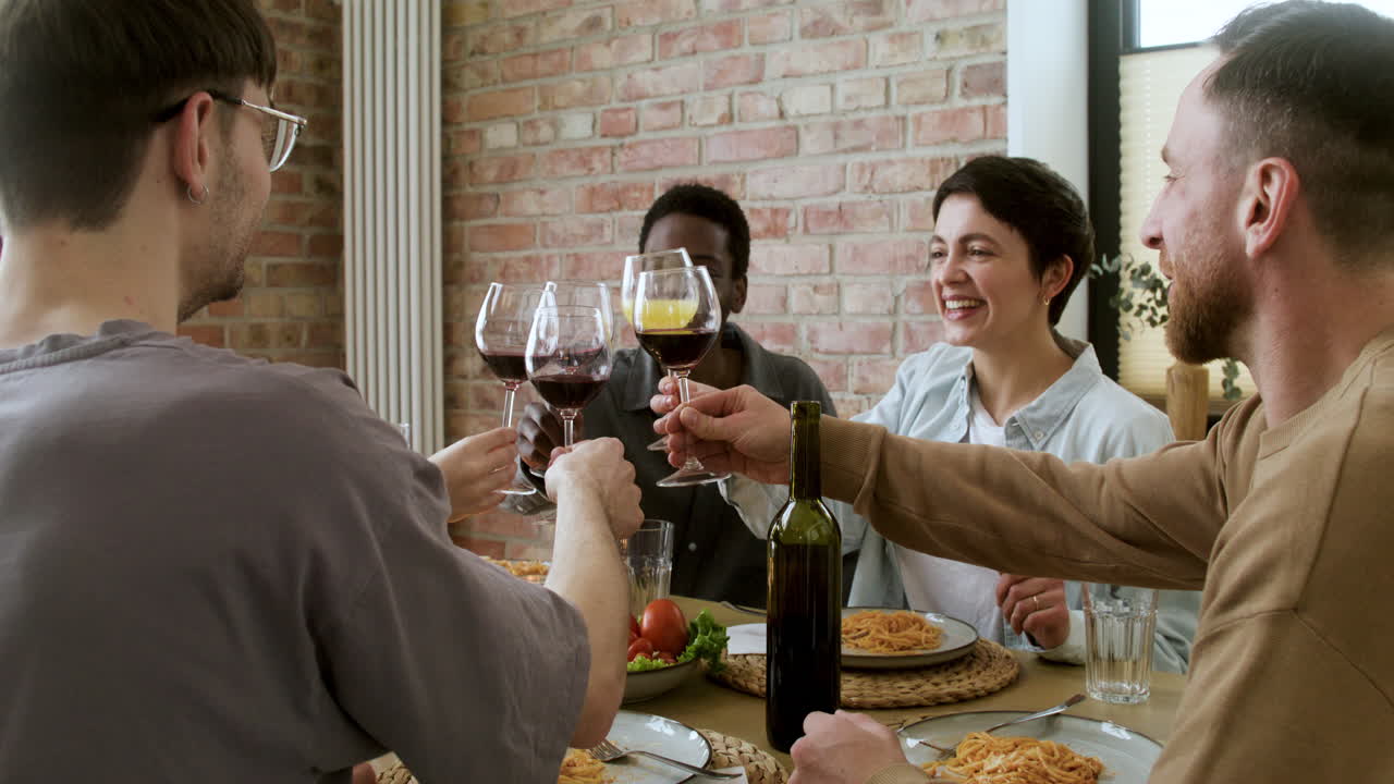 amigos en un almuerzo de celebración