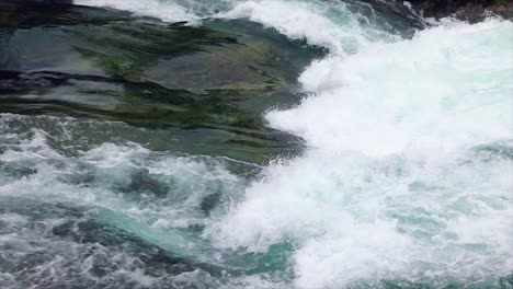 Agua-Del-Río-De-Montaña-Con-Primer-Plano-En-Cámara-Lenta