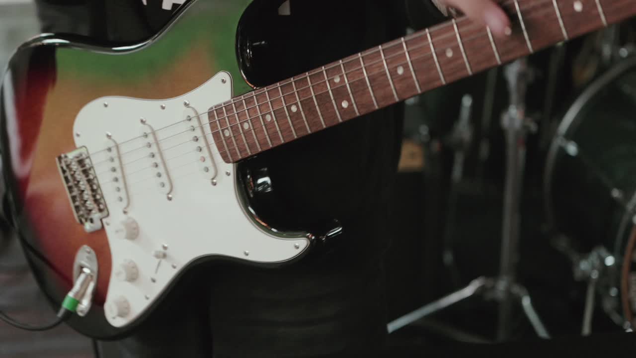 Müzik performansında elektro gitar gövdesi ve sapının yakın çekimi