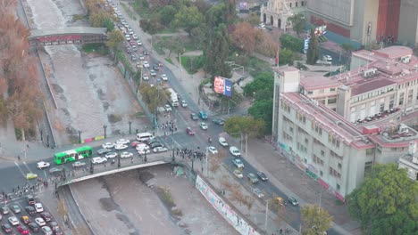 Luftaufnahme-Von-Santiago-De-Chile-Im-Zeitraffer-Von-Costanera-Und-Dem-Fluss-Mapocho