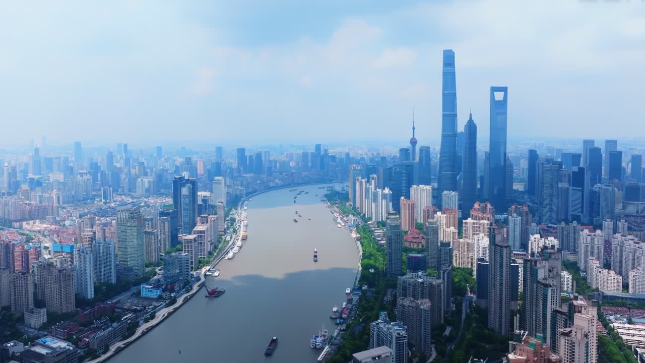 아름다운 도시 풍경, 명품 주거 아파트의 지붕 꼭대기, 해가 지는 날에 베이 레이크 해안에 있는 현대적인 마천루, 시내 외의 부동산 개발의 예로 가족 주택