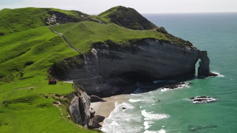 autobús con turistas en el cabo despedida panorámico mirador de playa de arena y acantilado