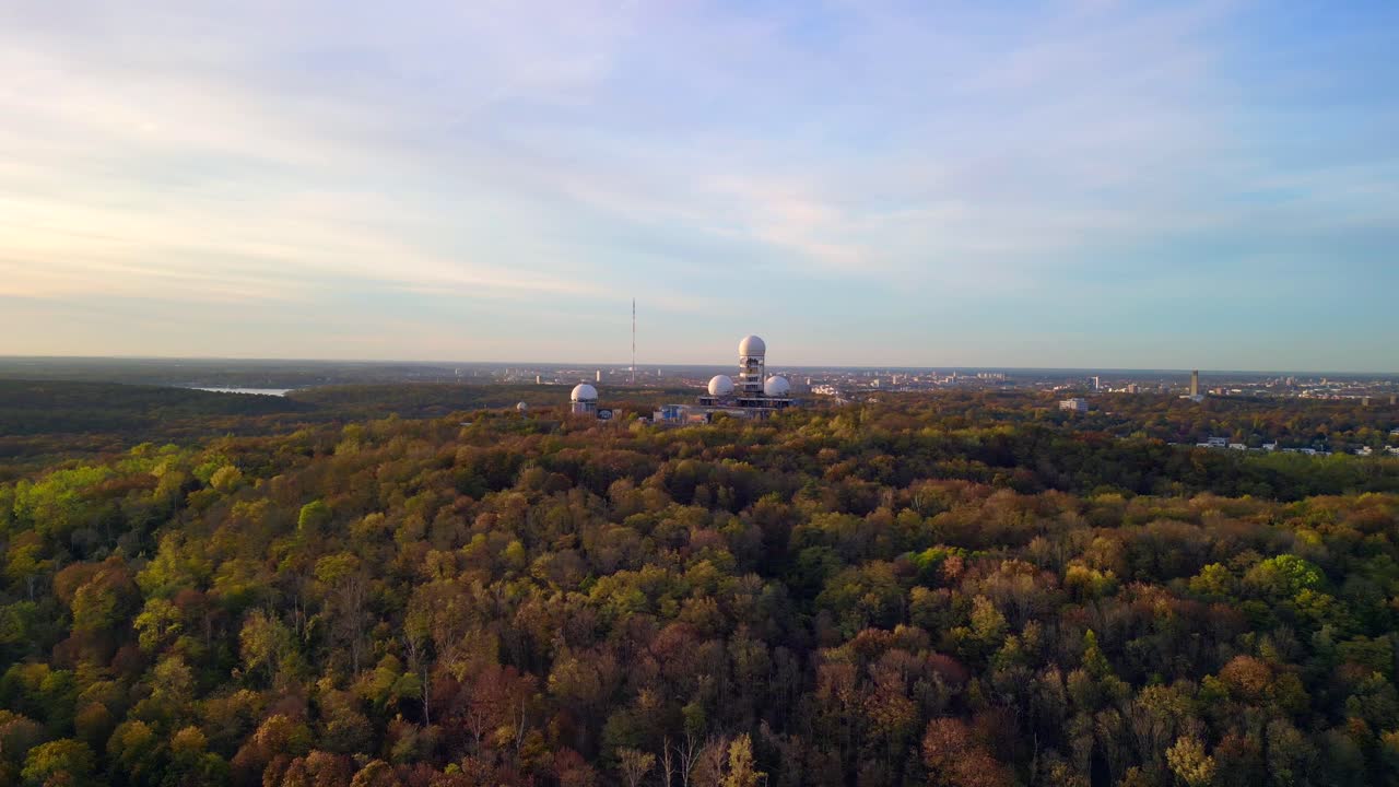 가을 다채로운 온화한 낙엽과 혼합 숲, 인디언 여름